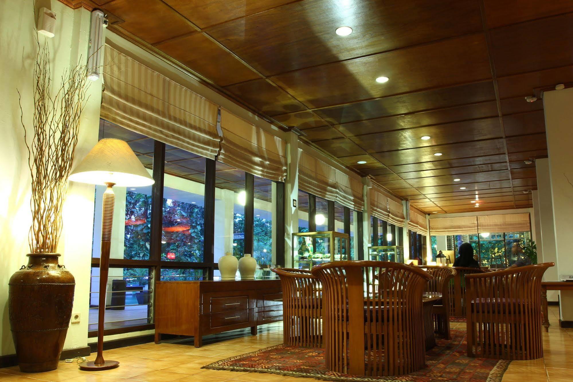 Mesra Business & Resort Hotel Samarinda Exterior foto