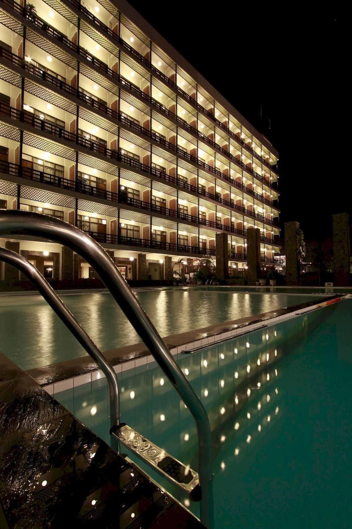 Mesra Business & Resort Hotel Samarinda Exterior foto